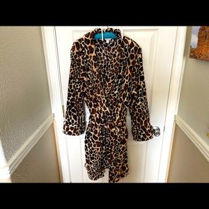 Plush leopard print knee length long sleeved robe.